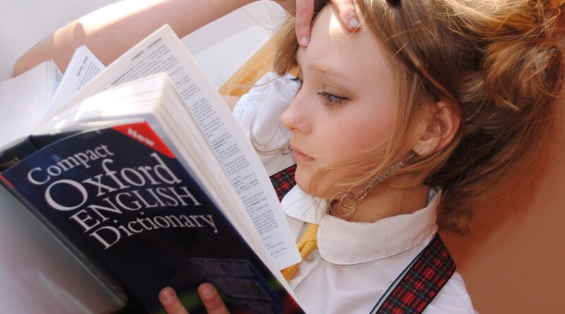 fille lisant le dictionnaire oxford